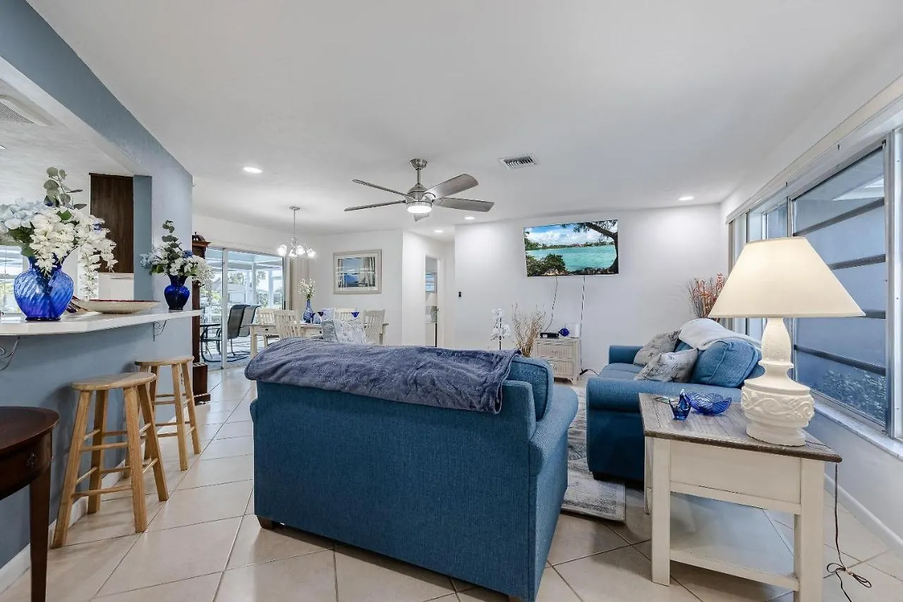 Heated Pool, Sleeps 6 - Paradise By The Pool - Roelens Vacations Holiday home *
