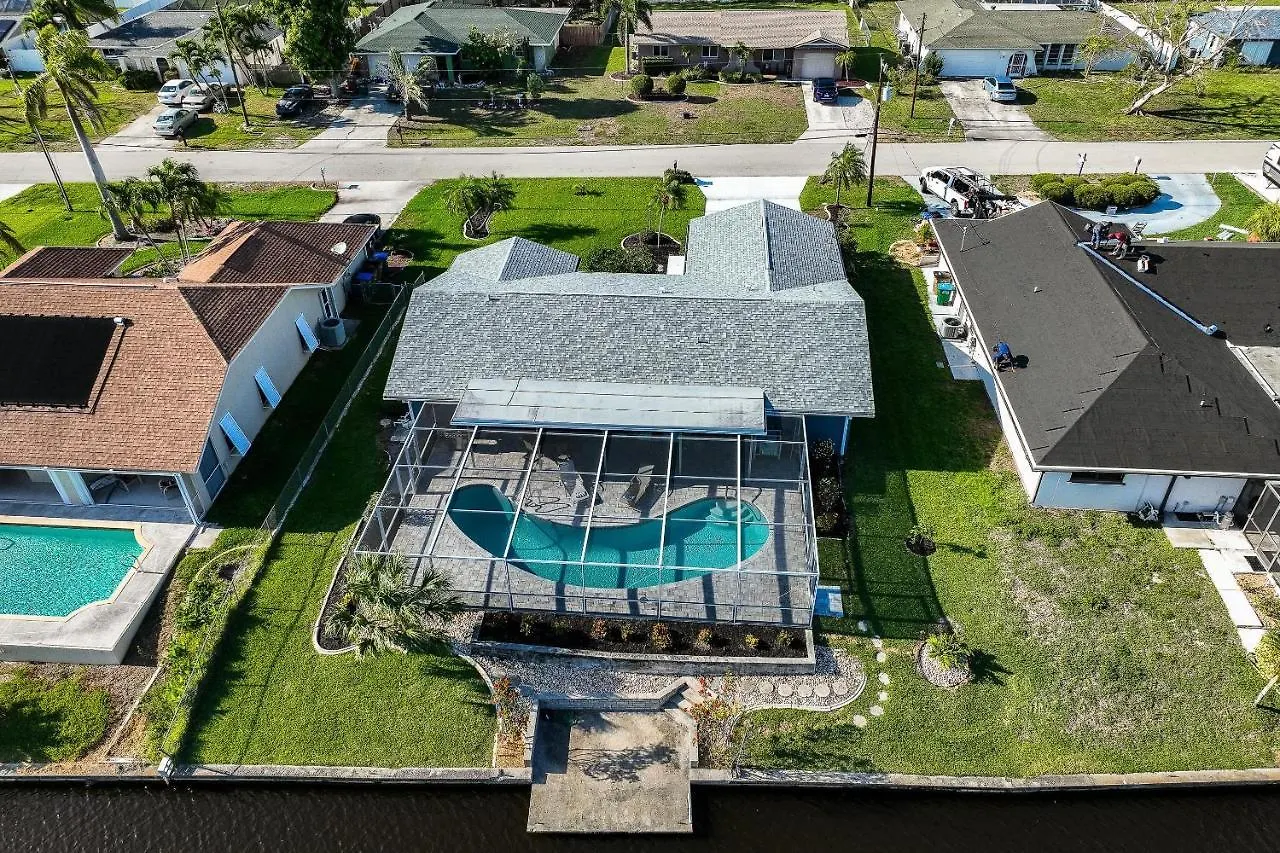 Heated Pool, Sleeps 6 - Paradise By The Pool - Roelens Vacations Holiday home *