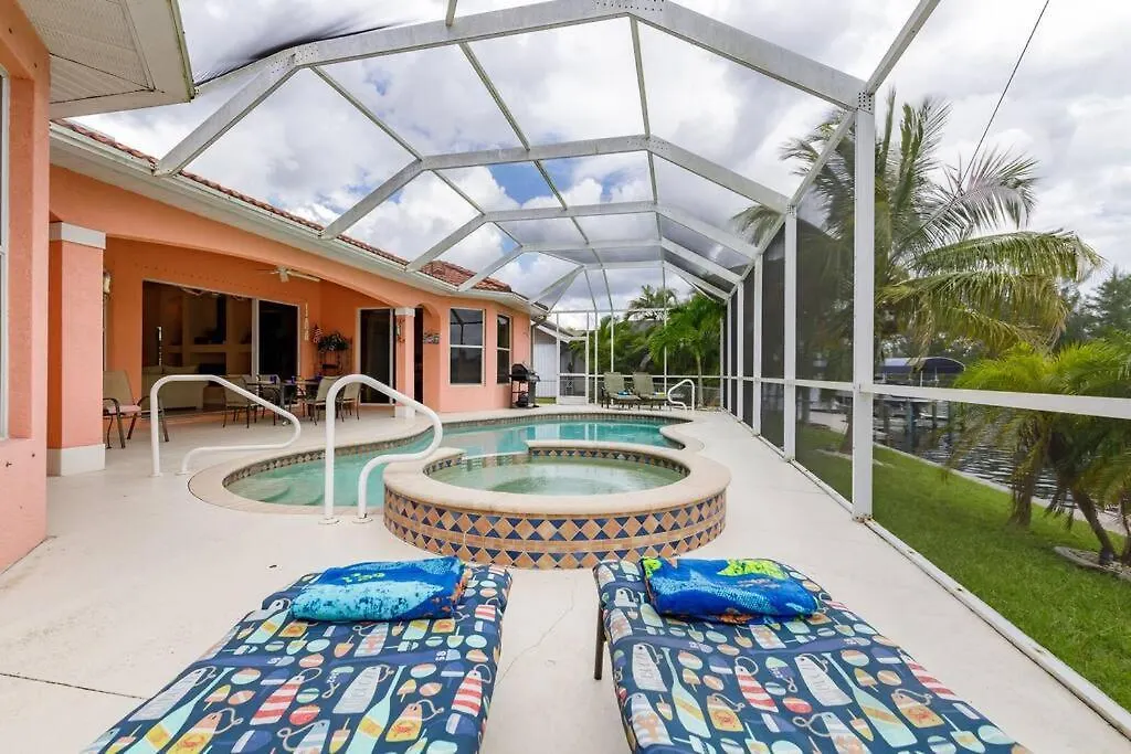 Villa Maxos - Boaters Dream 4br/3 Bath Pool / Cape Coral