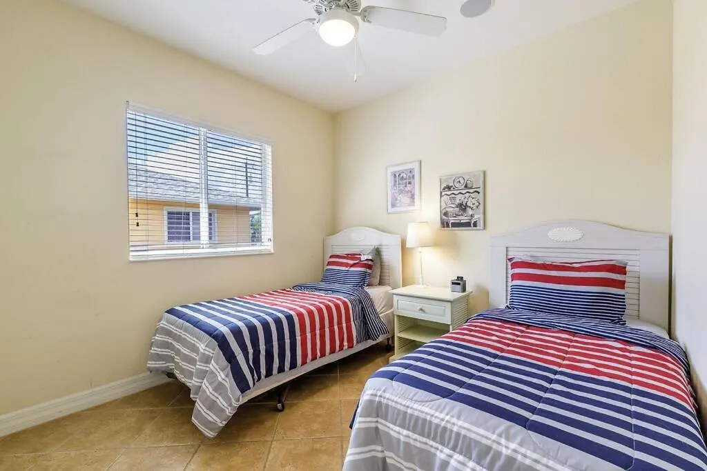 Maxos - Boaters Dream 4br/3 Bath Pool / * Cape Coral