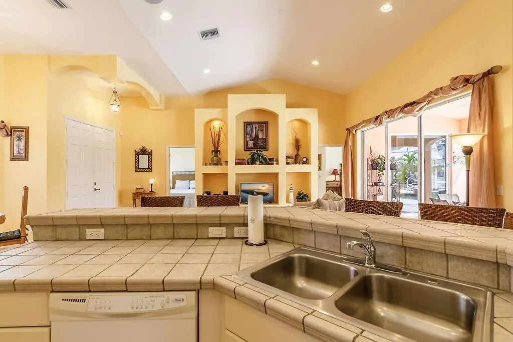 Maxos - Boaters Dream 4br/3 Bath Pool / * Cape Coral