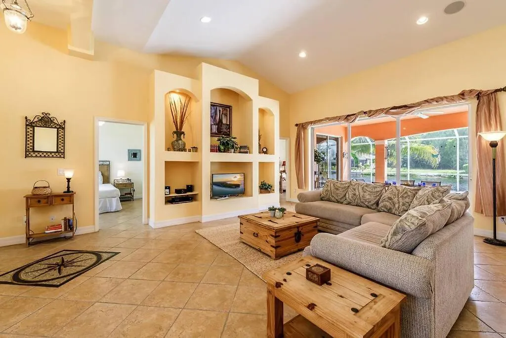 Maxos - Boaters Dream 4br/3 Bath Pool / Cape Coral