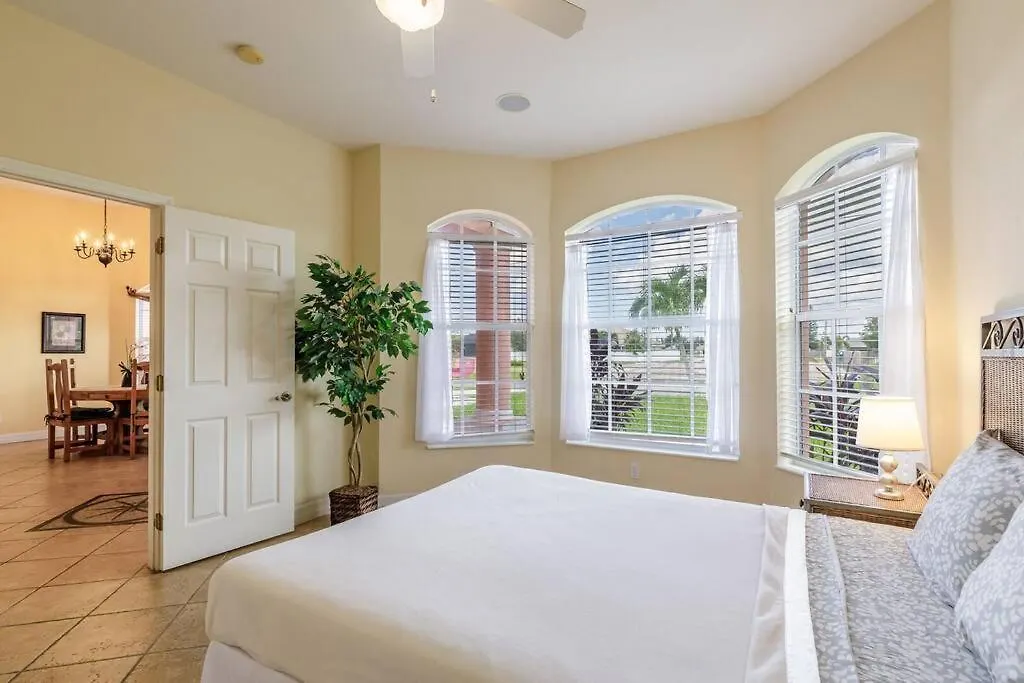Maxos - Boaters Dream 4br/3 Bath Pool / Villa Cape Coral