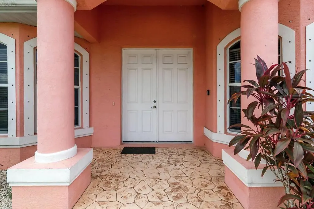 Maxos - Boaters Dream 4br/3 Bath Pool / Cape Coral