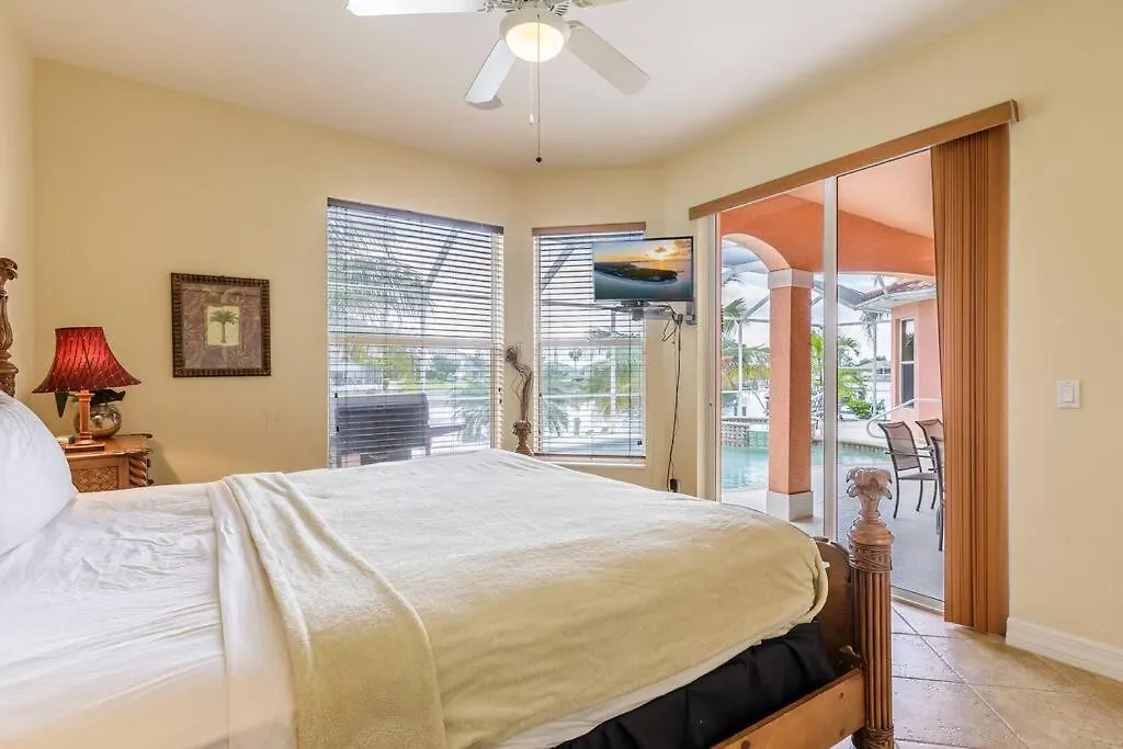 Maxos - Boaters Dream 4br/3 Bath Pool / Cape Coral