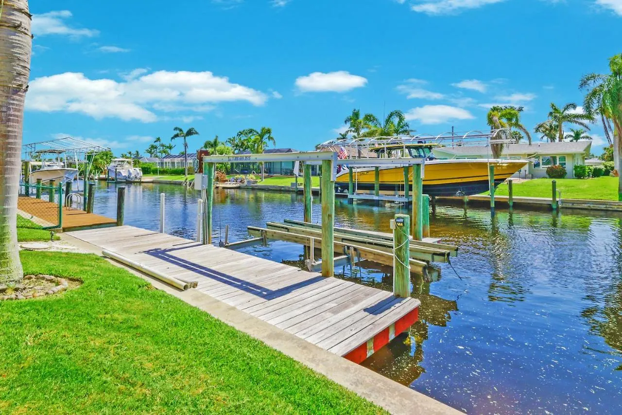 Quiet And Relaxing Waterfront Paradise With Direct Access To The Gulf Of Mexico, Just For Sun Holiday home