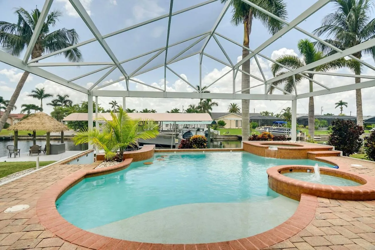 Family With Outdoor Oasis In Cape Coral! Holiday home