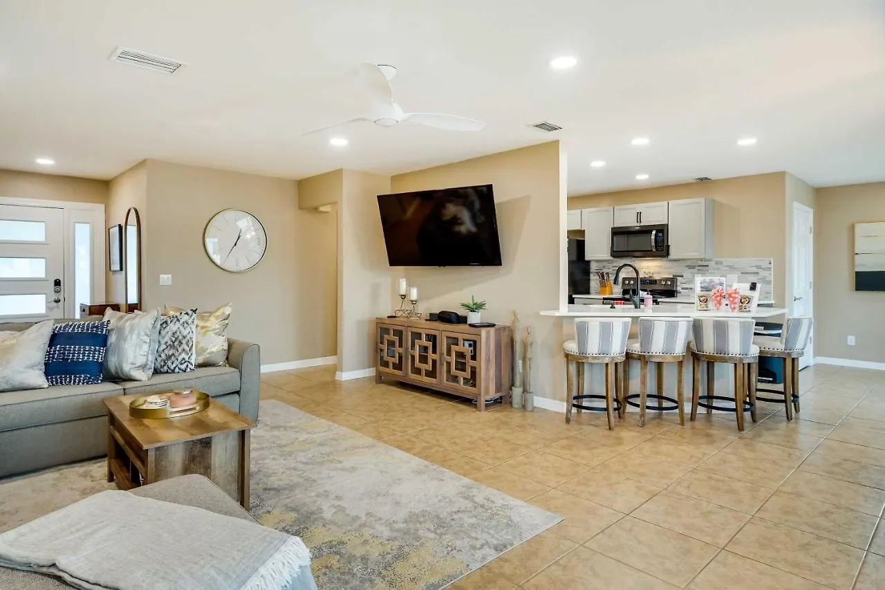 Holiday home Family With Outdoor Oasis In Cape Coral!