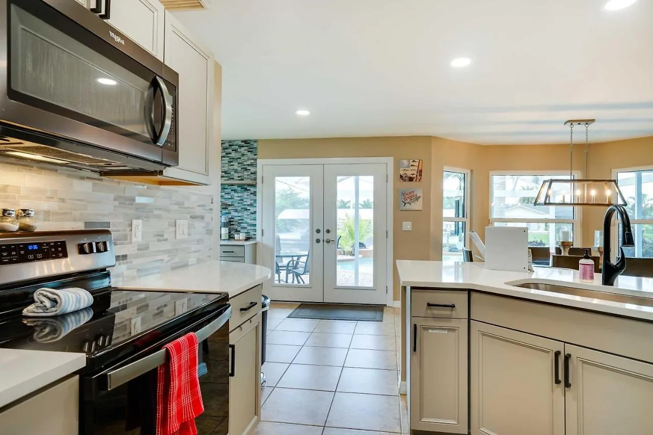 Holiday home Family With Outdoor Oasis In Cape Coral!
