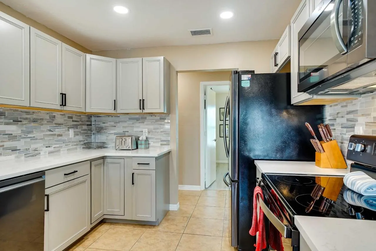 Family With Outdoor Oasis In Cape Coral!