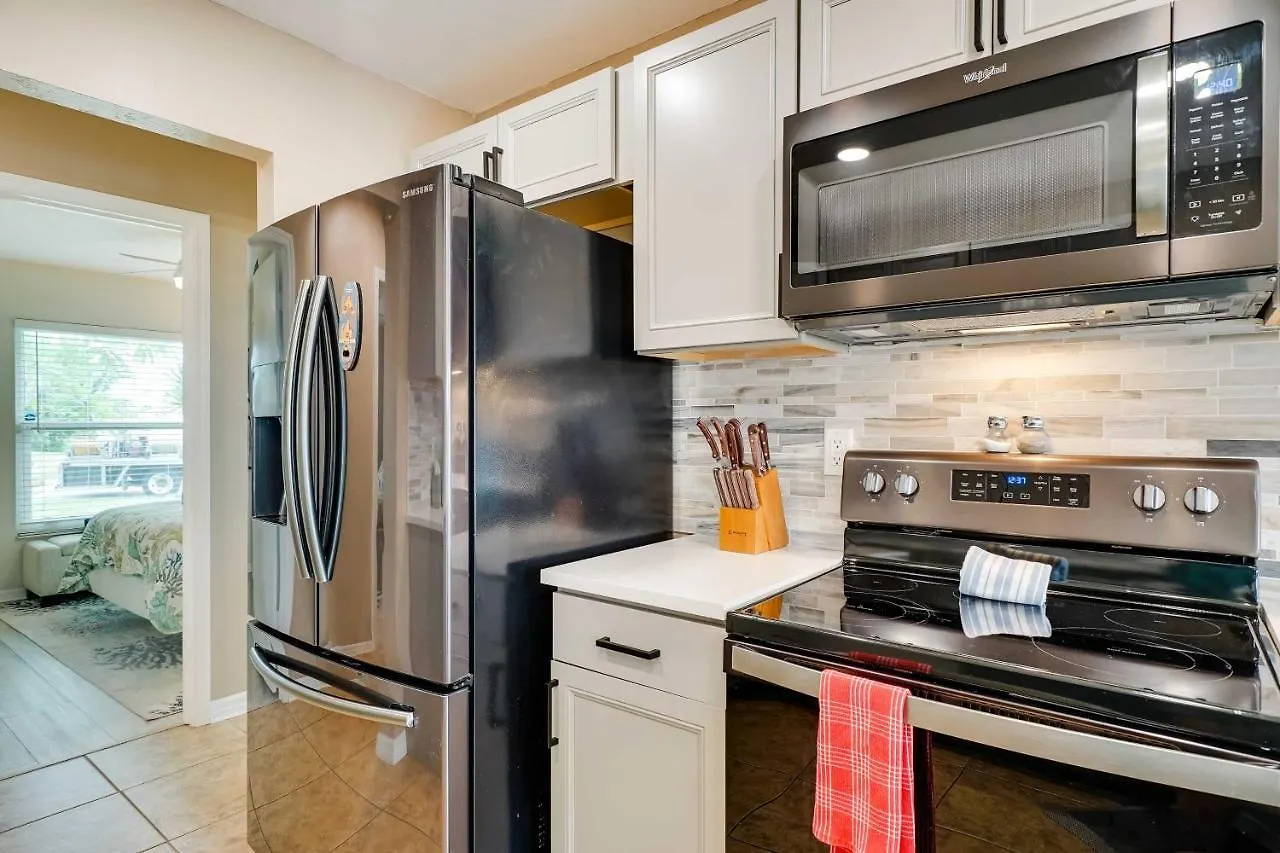 Family With Outdoor Oasis In Cape Coral!