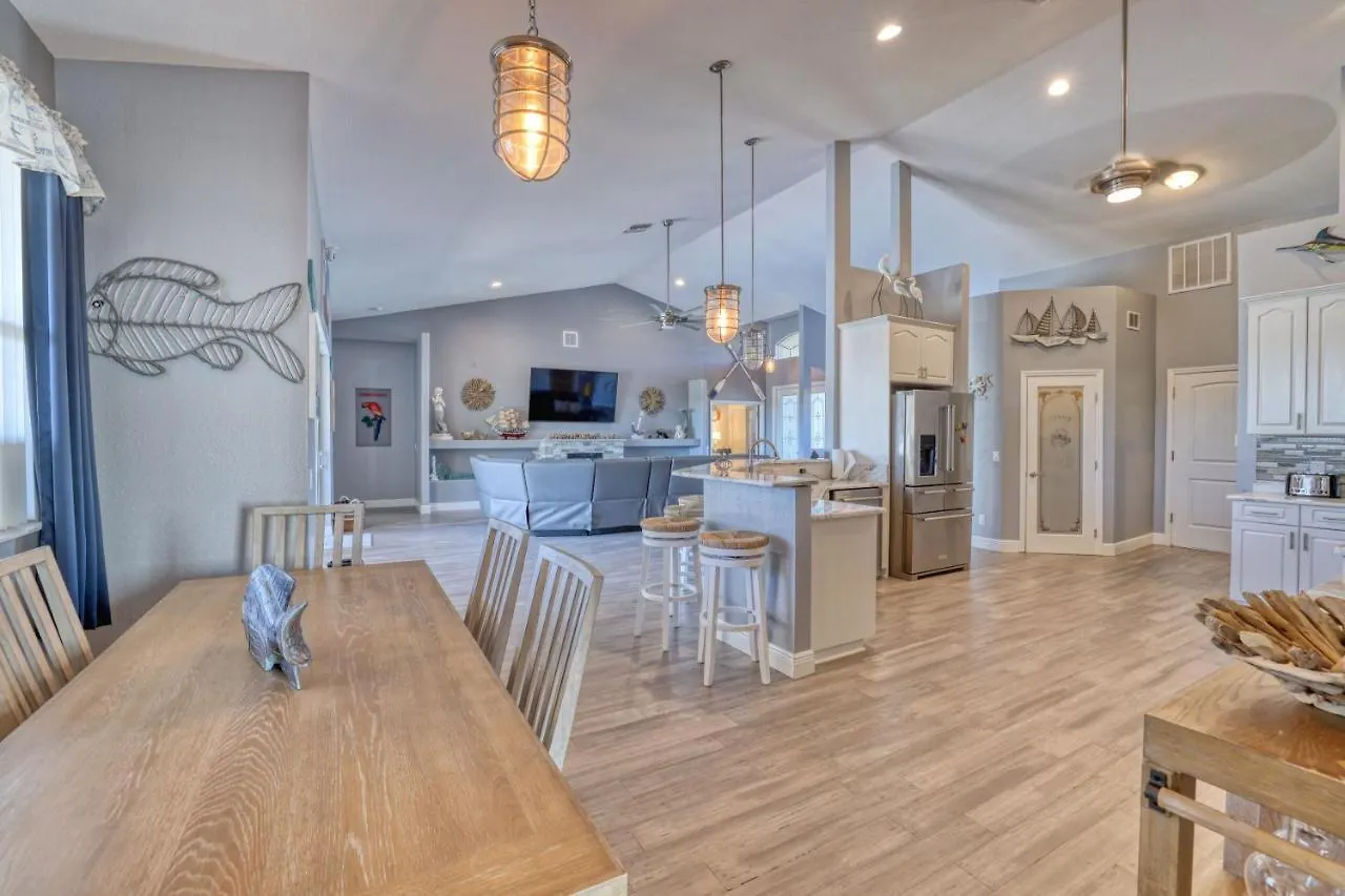 Seaside Escape: Gulf-front Paradise With Boat Lift Holiday home