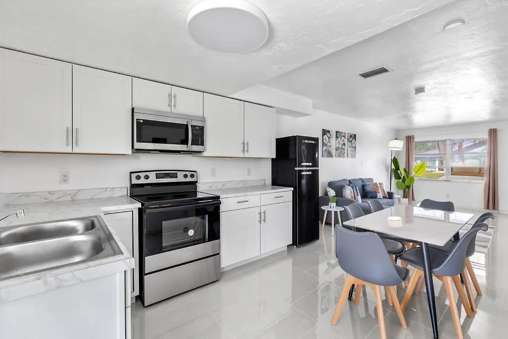 Location In Cape Coral! Apartment