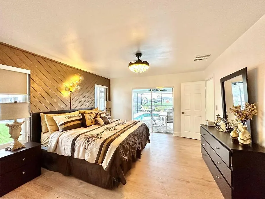 Gulf Access Oasis W/ Heated Pool ! Cape Coral