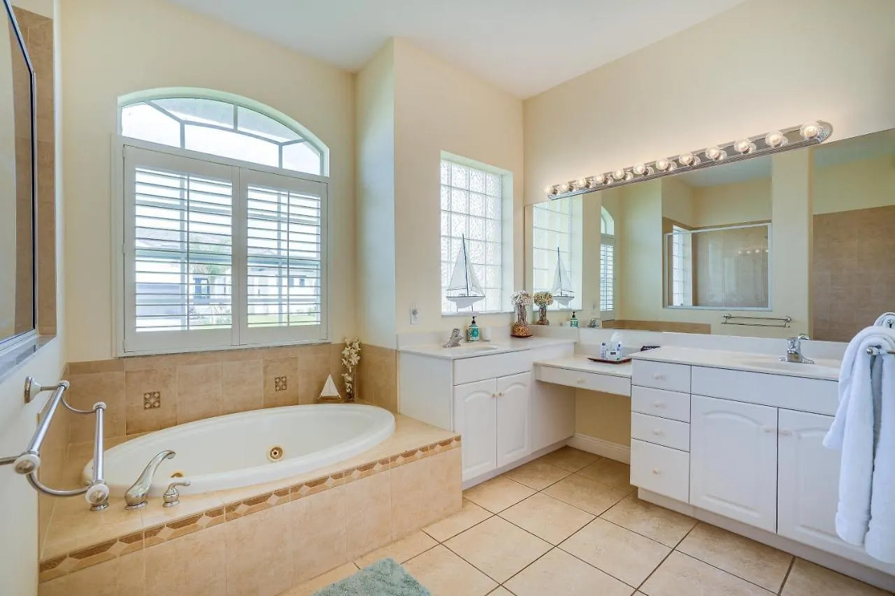 Holiday home Waterfront Lanai, Pool And Dock! Cape Coral
