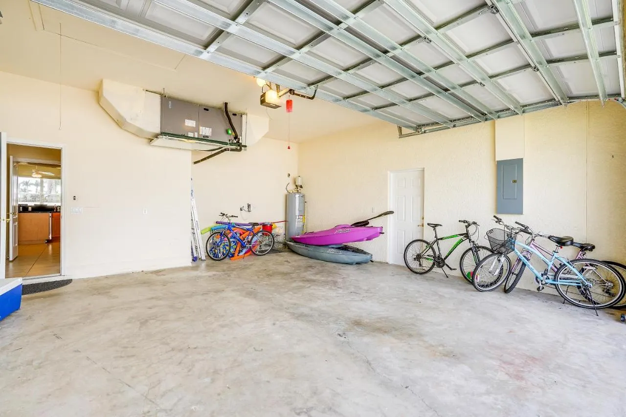 Waterfront Lanai, Pool And Dock! Cape Coral