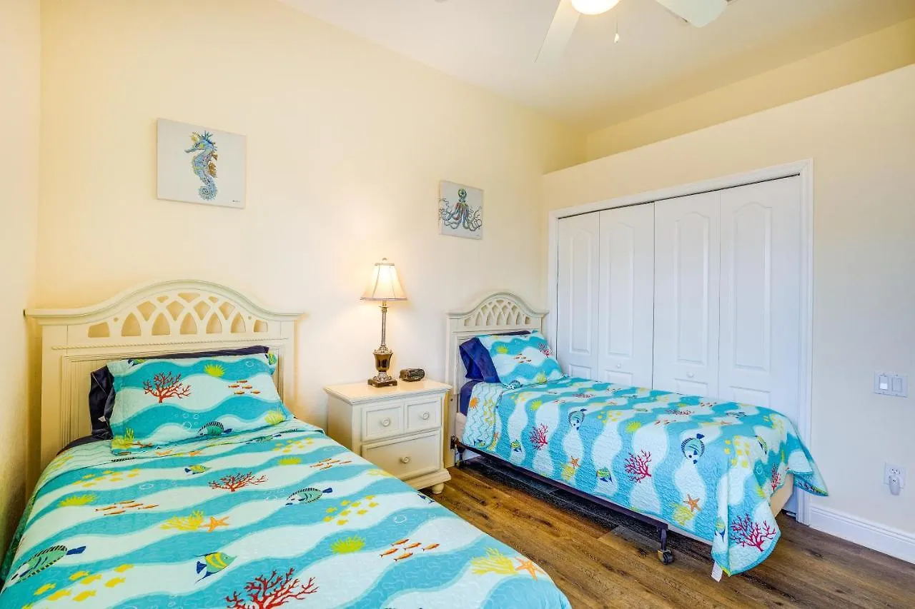 Holiday home Waterfront Lanai, Pool And Dock! Cape Coral