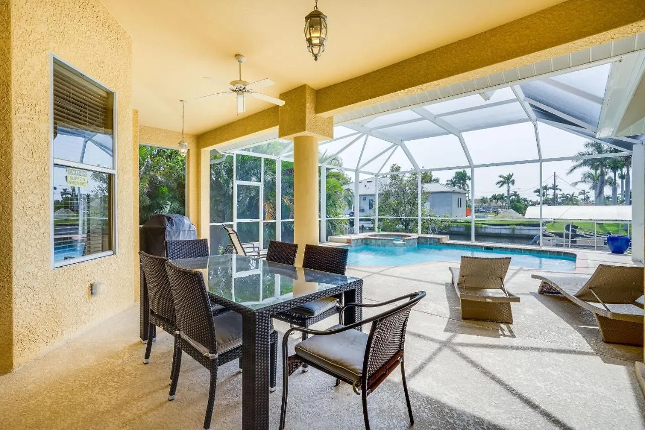 Holiday home Waterfront Lanai, Pool And Dock!