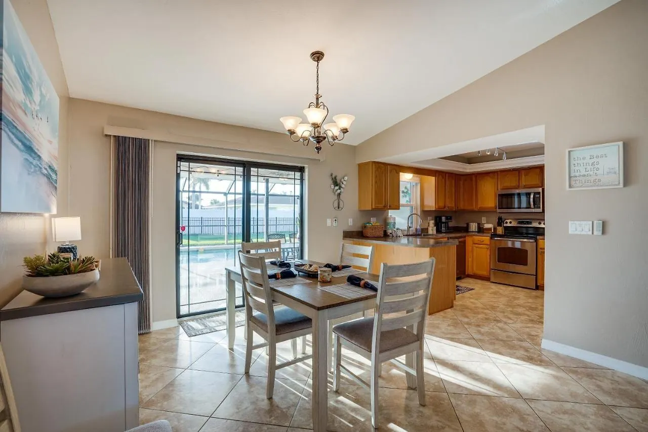 Holiday home With Screened Pool And Patio!