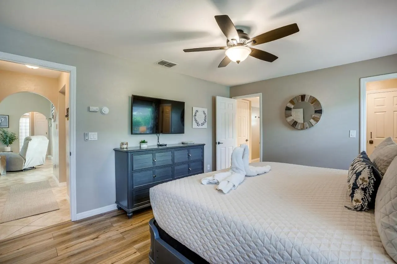 Holiday home With Screened Pool And Patio! Cape Coral