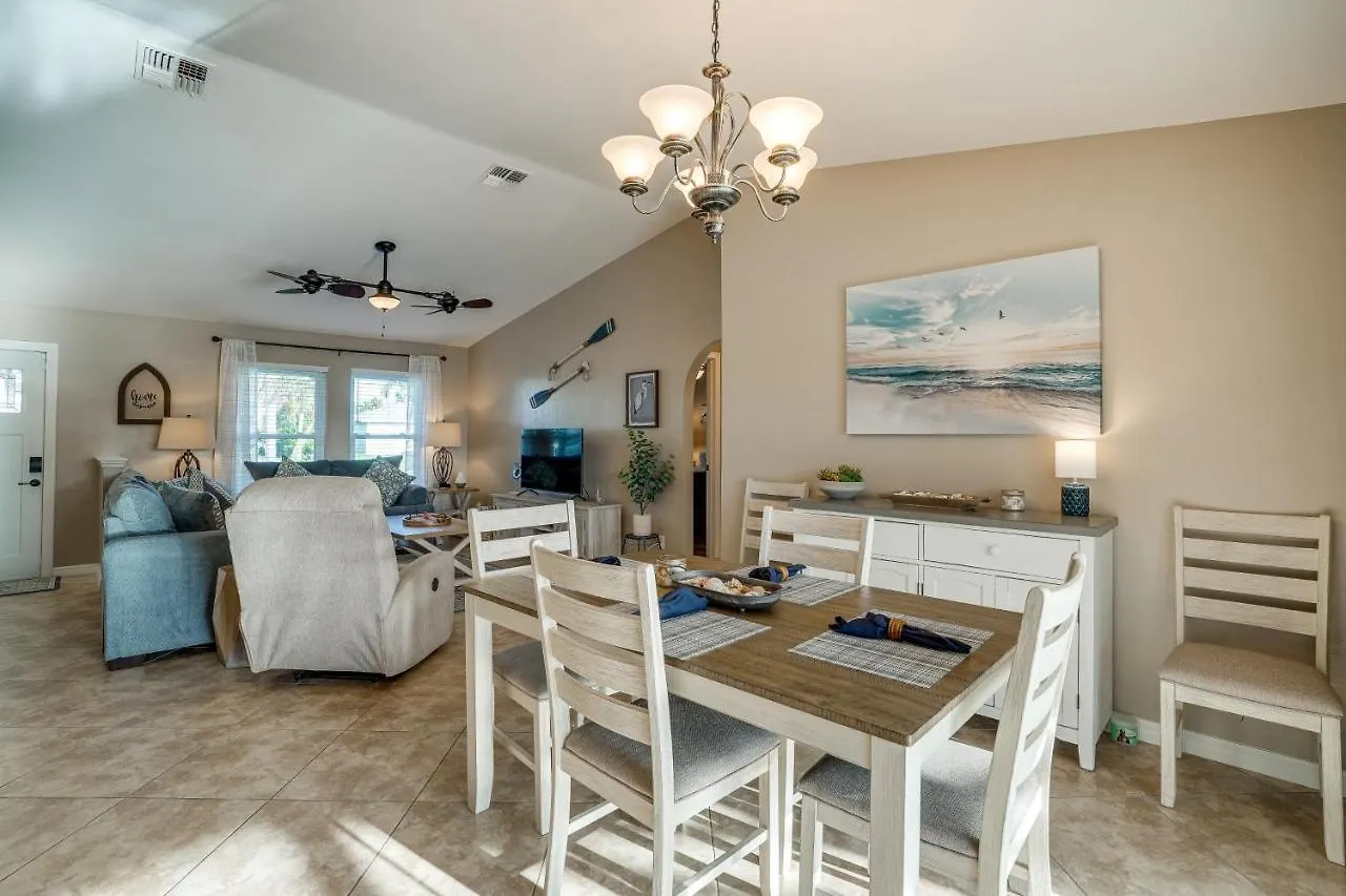 With Screened Pool And Patio! Holiday home Cape Coral