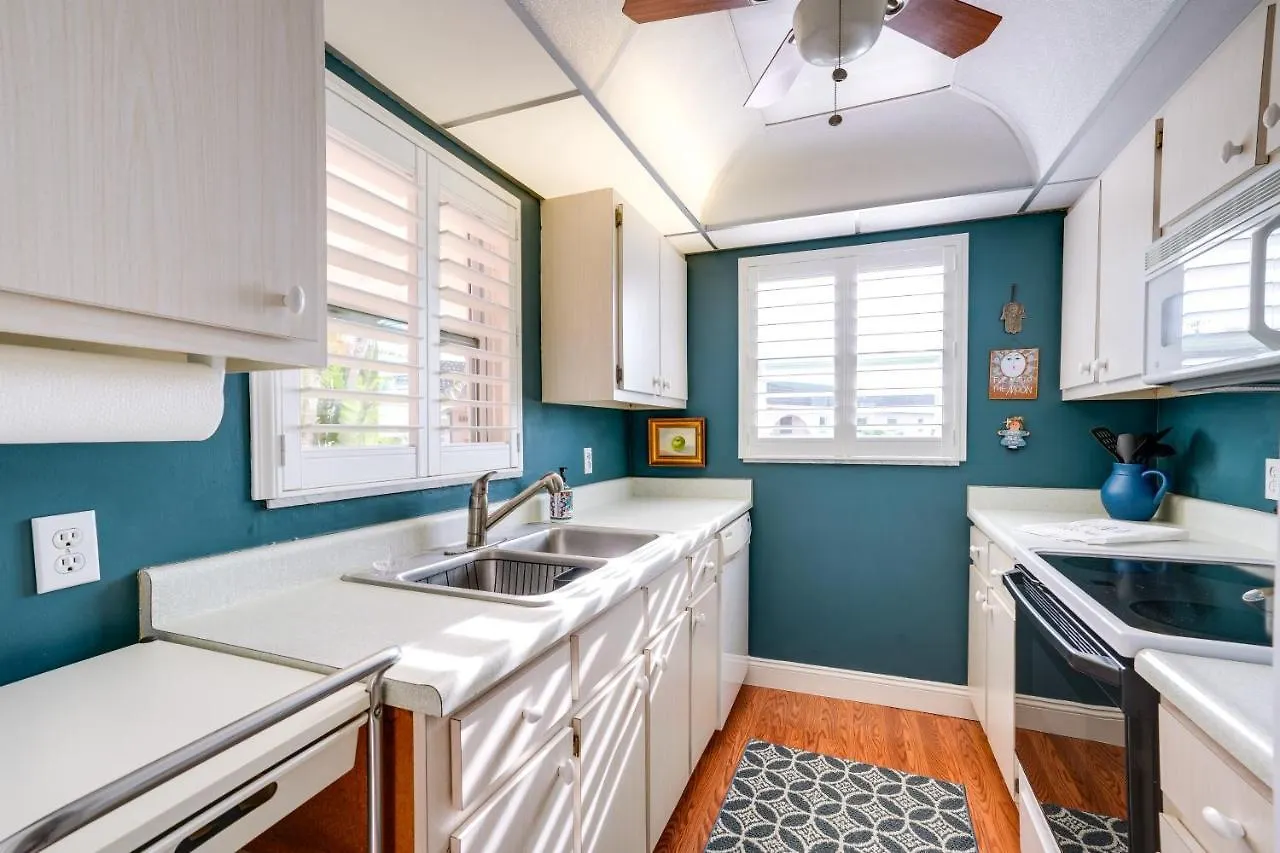 Waterfront With Screened Porch! Apartment *