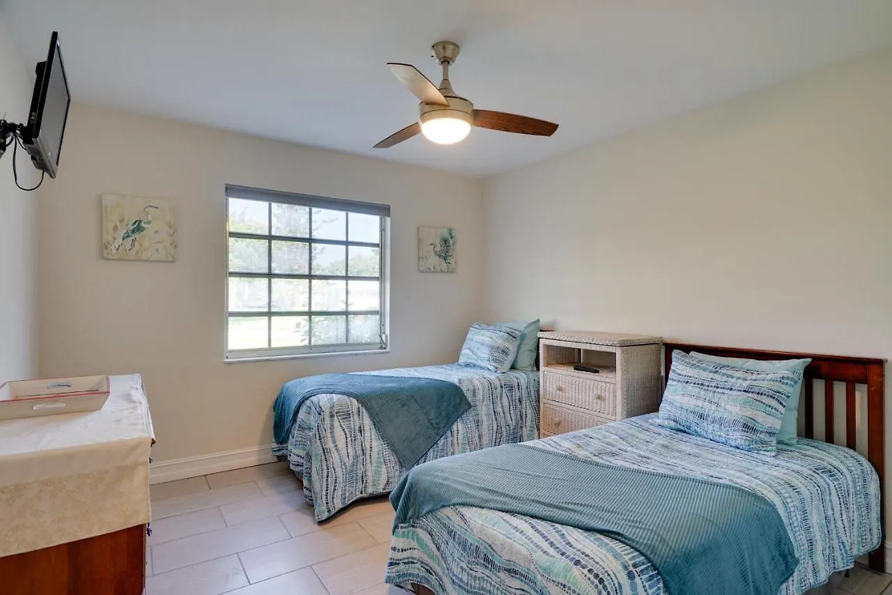 Holiday home Waterfront Dock And Screened Porch *