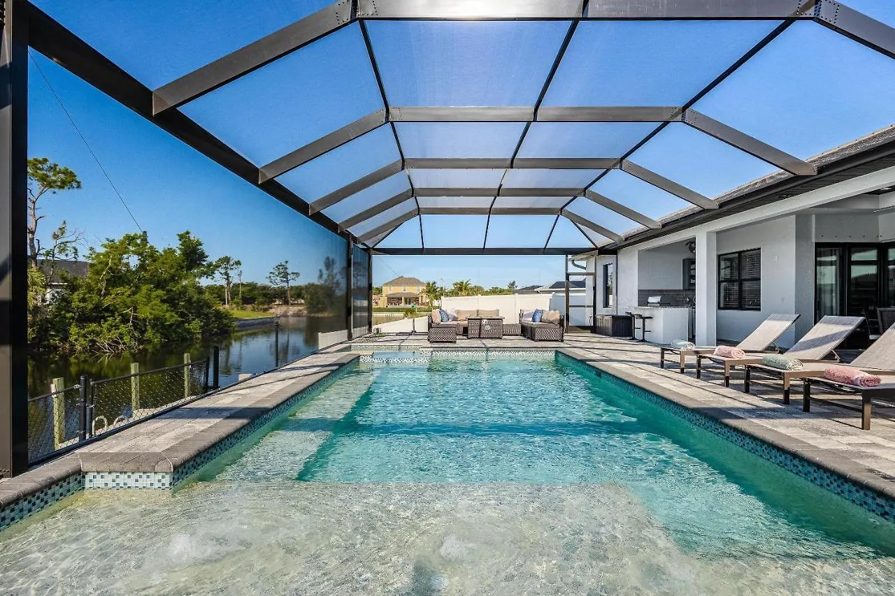 Heated Pool, Canal Views, Sleeps 8 - Sip N' Sea Holiday home Cape Coral