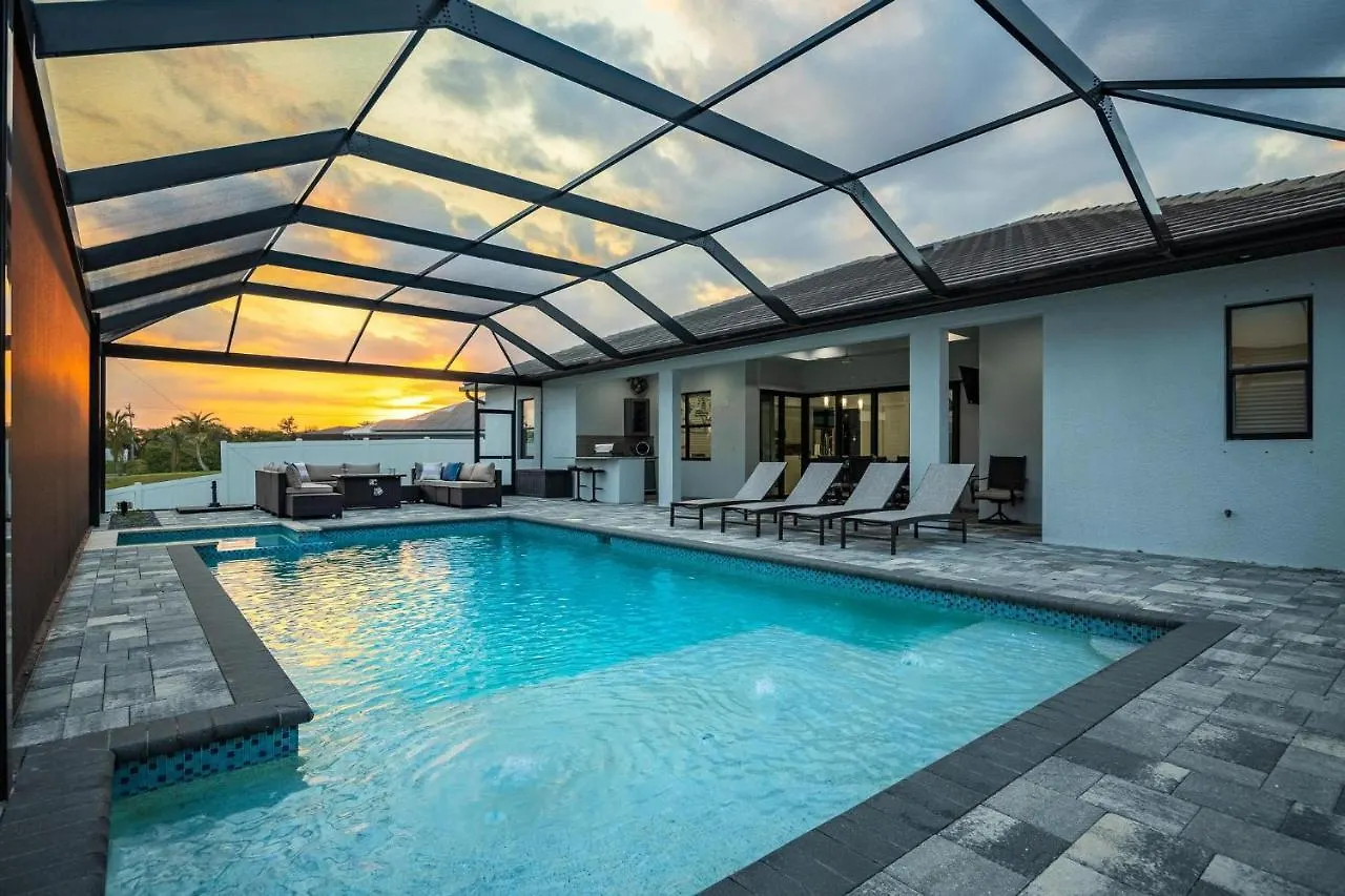 Heated Pool, Canal Views, Sleeps 8 - Sip N' Sea * Cape Coral