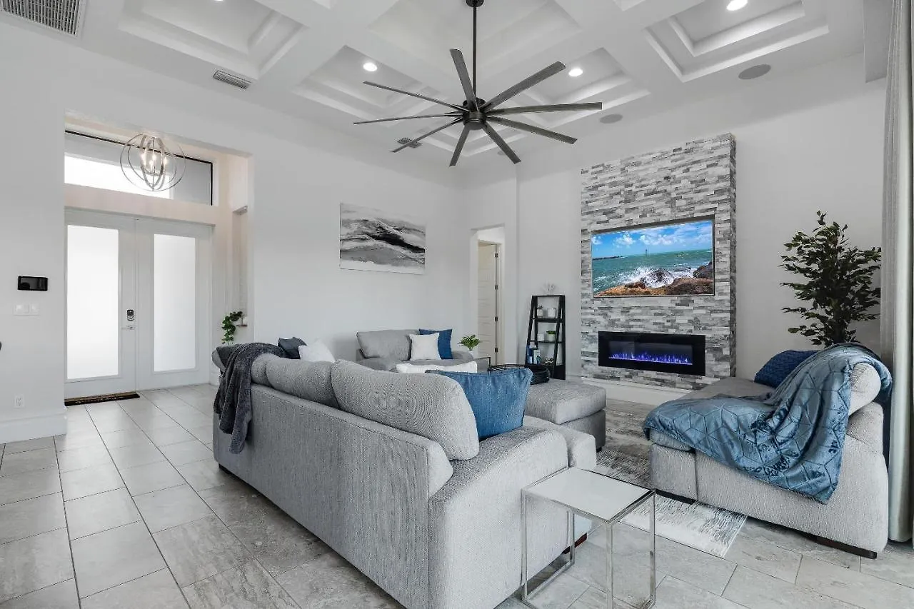 Heated Pool, Canal Views, Sleeps 8 - Sip N' Sea Holiday home Cape Coral