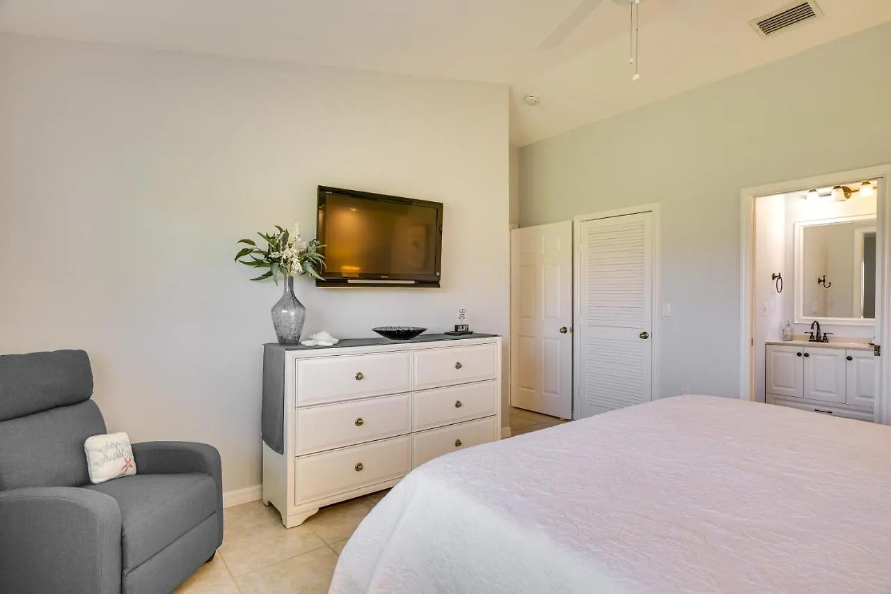 Centrally Located Oasis Pool And Lanai