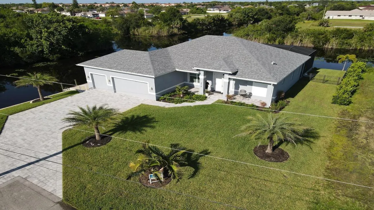 Phoenix Quite Area Pool And Great Water Few Cape Coral