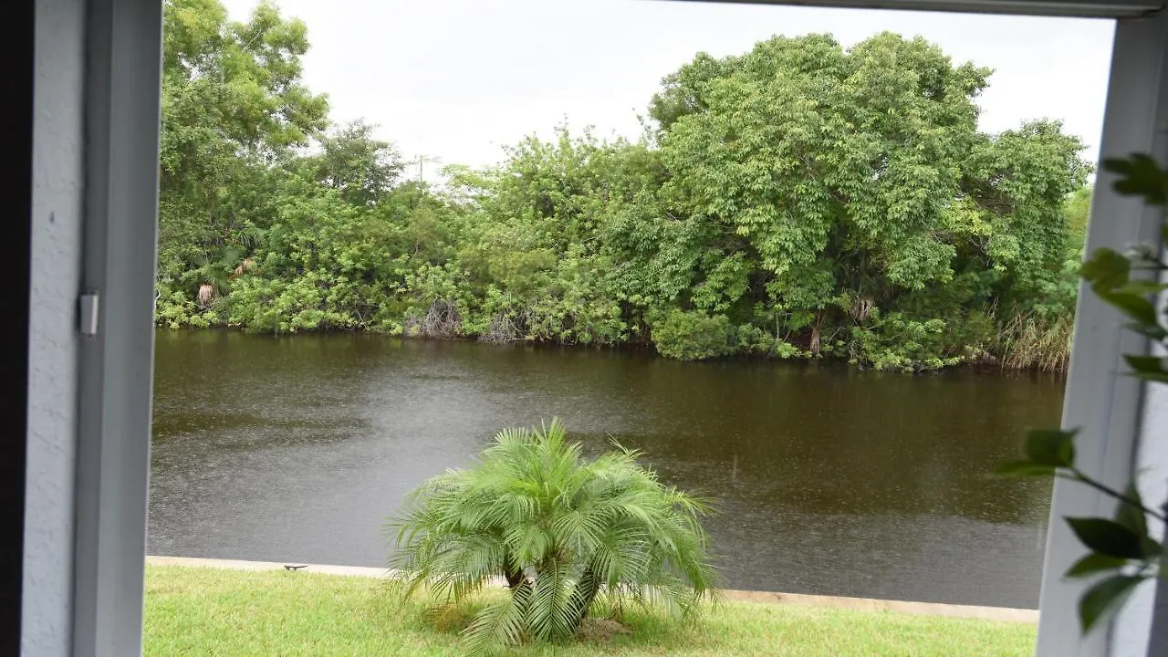 Phoenix Quite Area Pool And Great Water Few Cape Coral