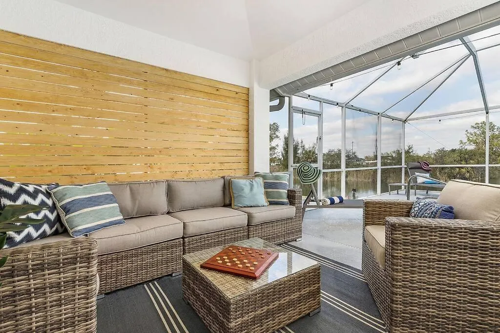 Family Retreat 4 Bedroom, Heated Pool, Pets Okay * Cape Coral