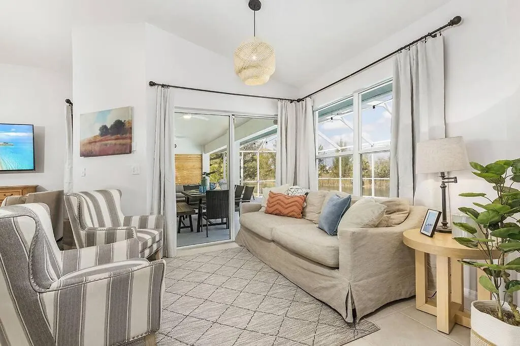 Family Retreat 4 Bedroom, Heated Pool, Pets Okay * Cape Coral