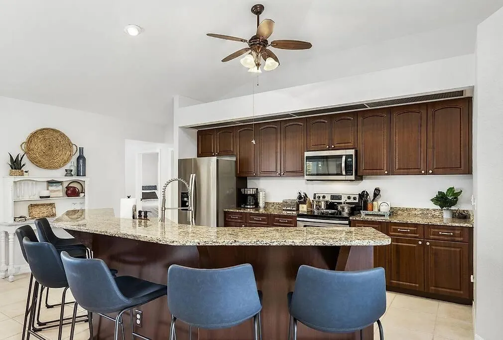Family Retreat 4 Bedroom, Heated Pool, Pets Okay Holiday home *