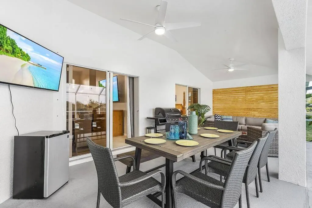 Family Retreat 4 Bedroom, Heated Pool, Pets Okay Holiday home