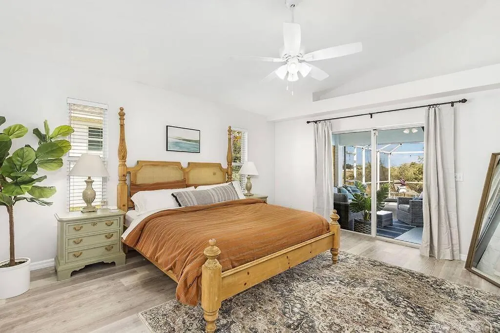 Family Retreat 4 Bedroom, Heated Pool, Pets Okay Cape Coral