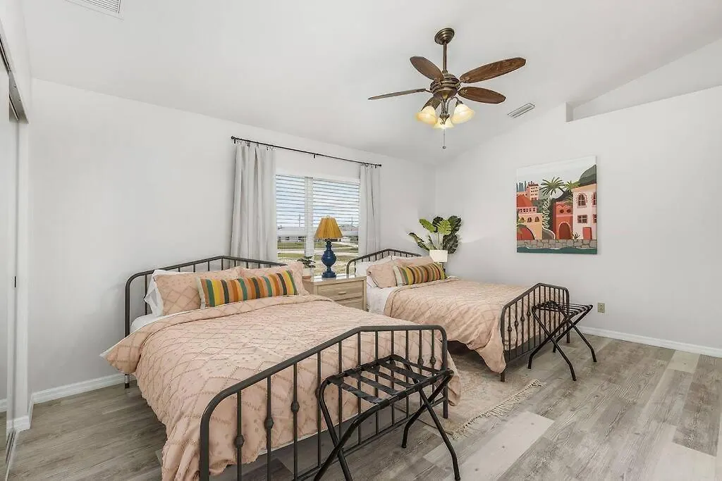 Family Retreat 4 Bedroom, Heated Pool, Pets Okay