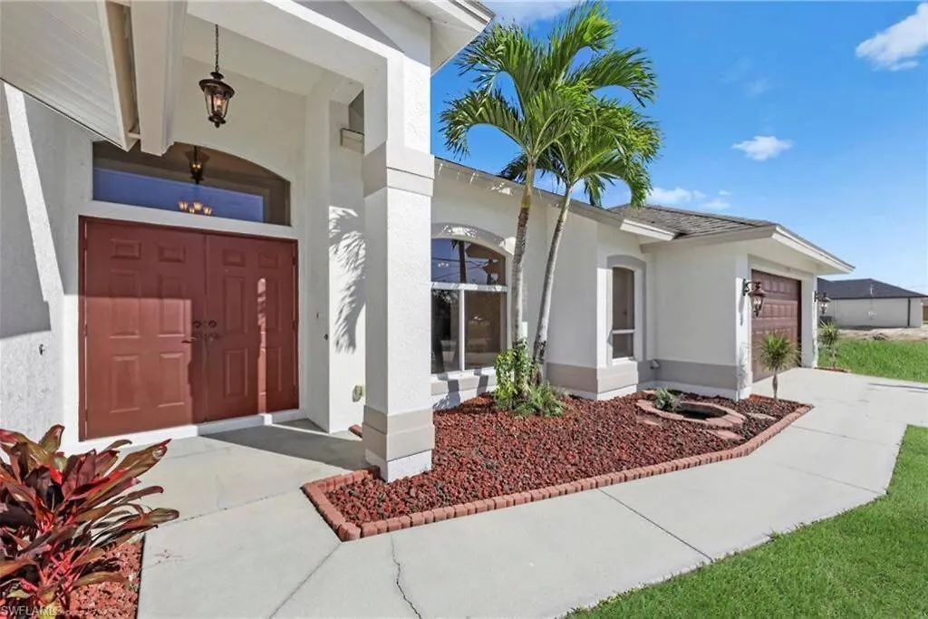 Family Retreat 4 Bedroom, Heated Pool, Pets Okay * Cape Coral
