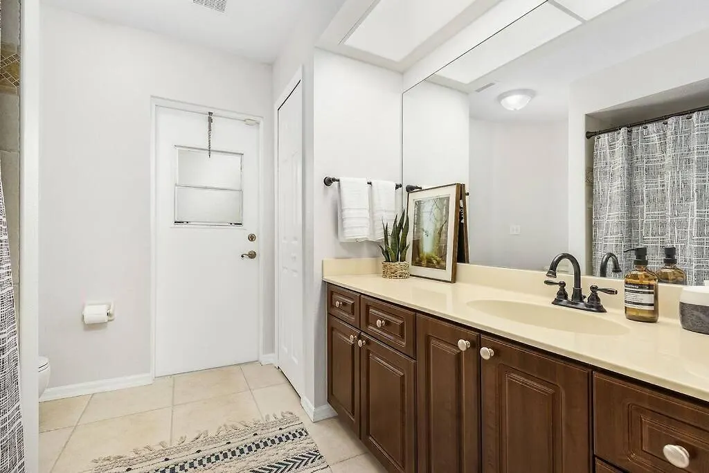 Family Retreat 4 Bedroom, Heated Pool, Pets Okay