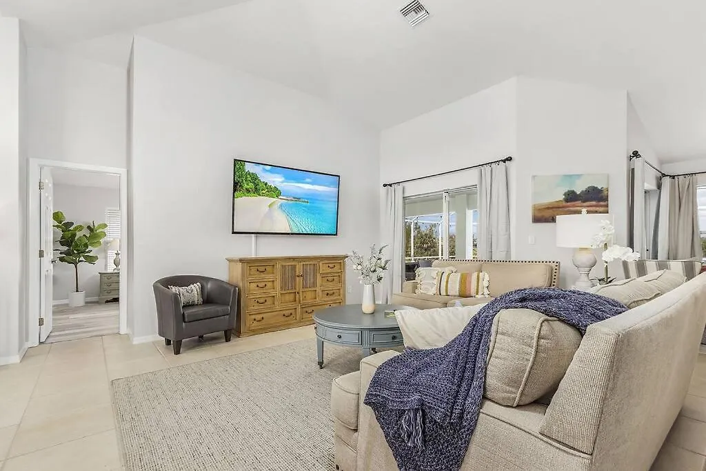 Family Retreat 4 Bedroom, Heated Pool, Pets Okay *