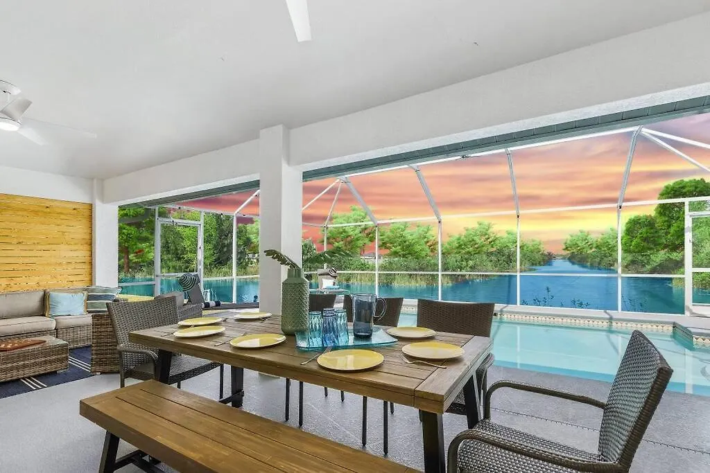 Family Retreat 4 Bedroom, Heated Pool, Pets Okay * Cape Coral