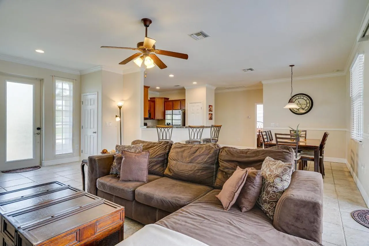 Holiday home Spacious With Screened Lanai And Pool!
