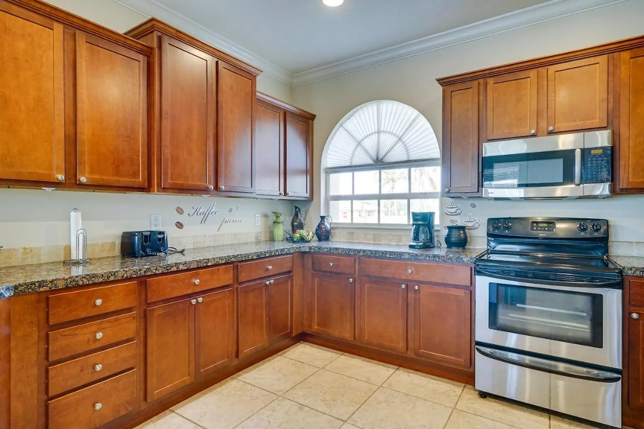 Holiday home Spacious With Screened Lanai And Pool! Cape Coral