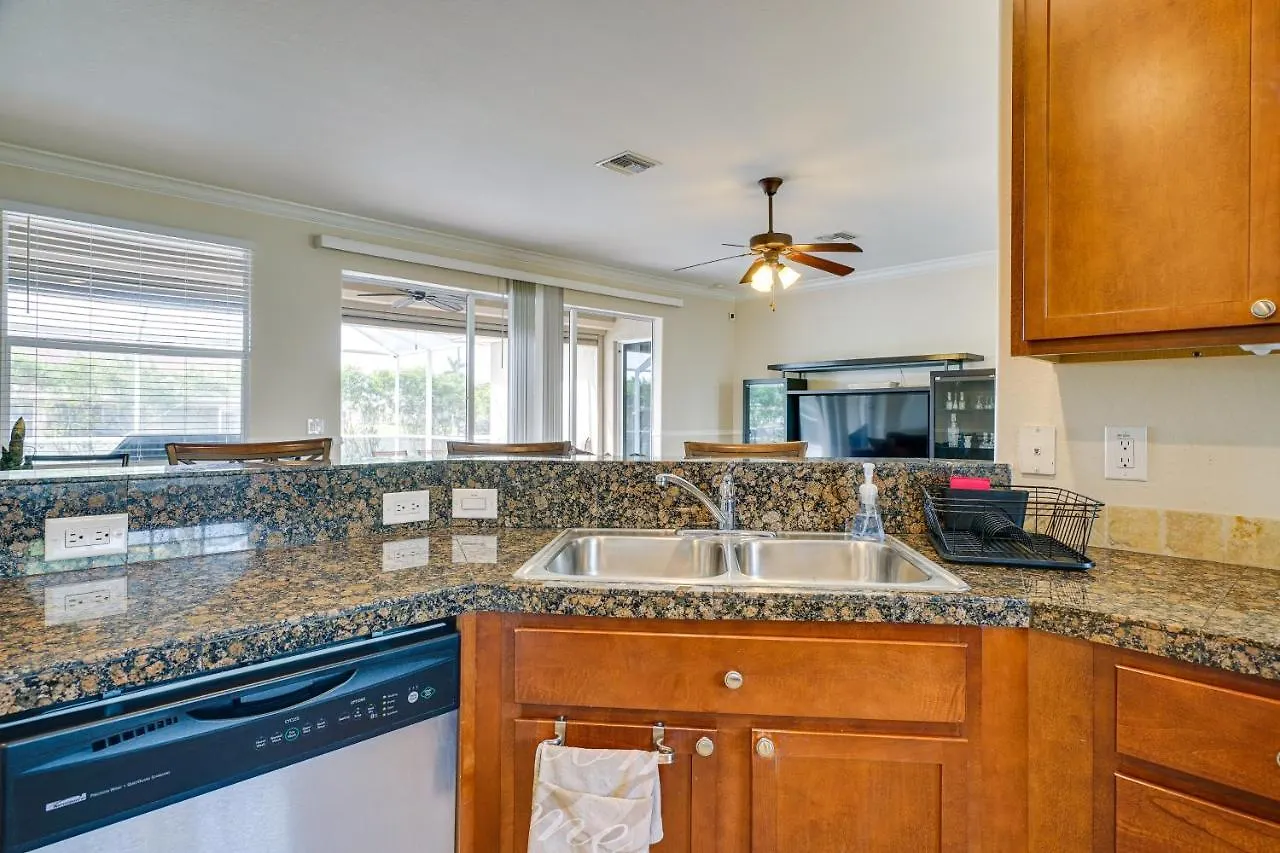 Spacious With Screened Lanai And Pool! * Cape Coral