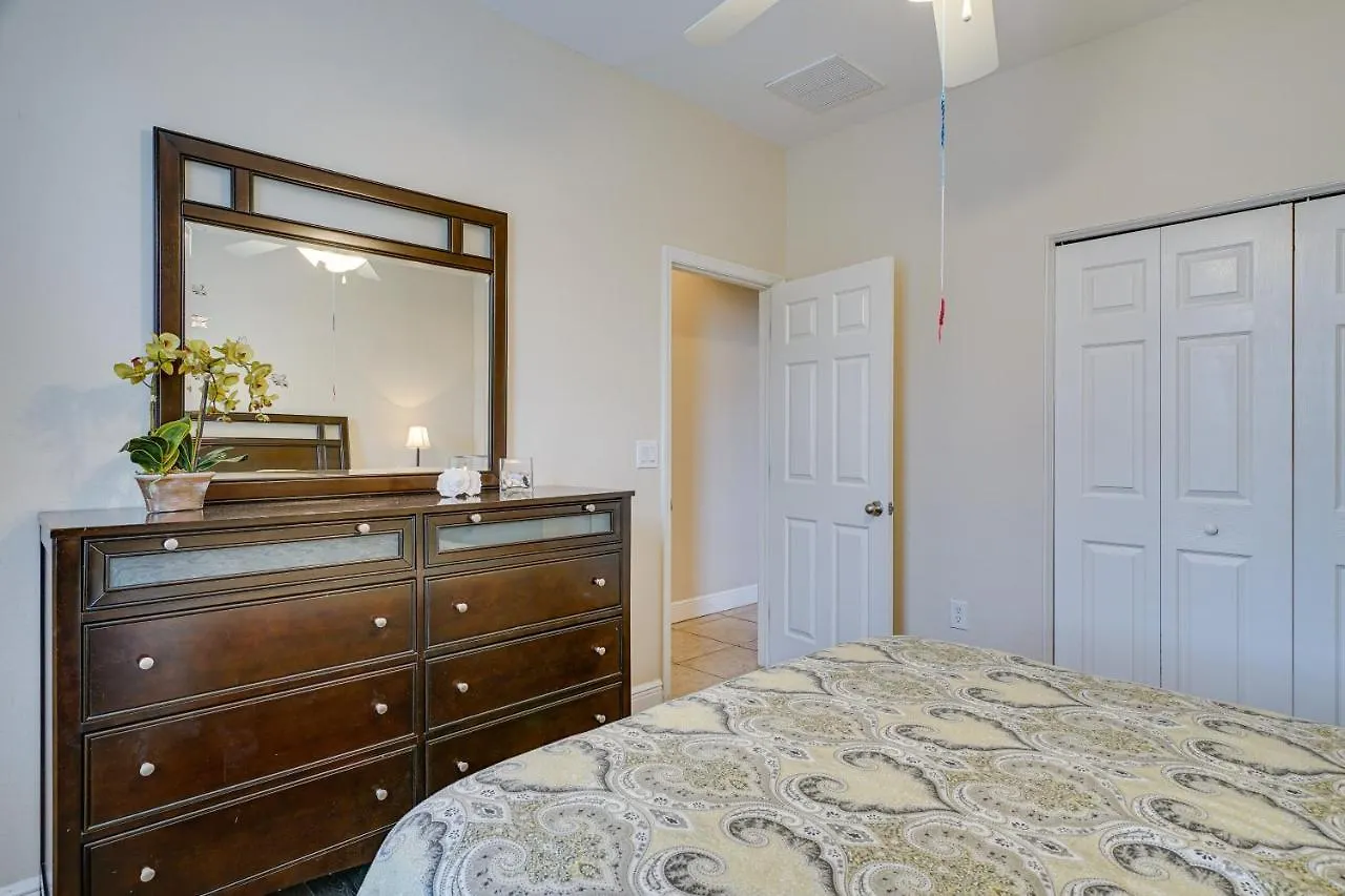 Holiday home Spacious With Screened Lanai And Pool!