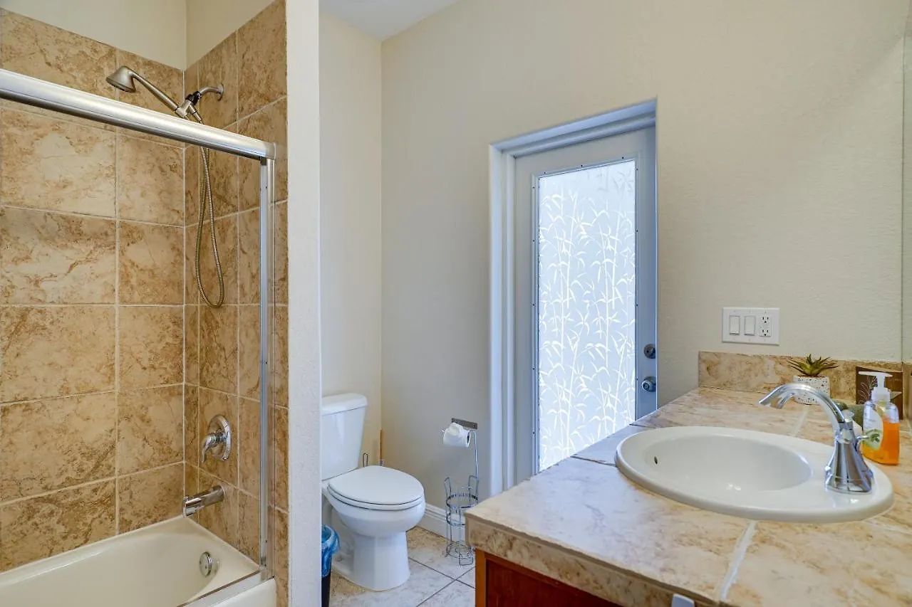 Spacious With Screened Lanai And Pool! Cape Coral