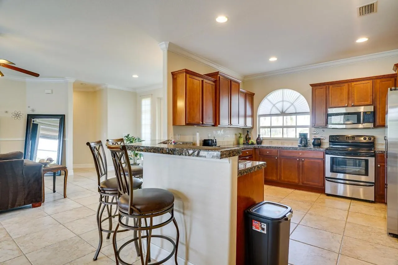 Holiday home Spacious With Screened Lanai And Pool! Cape Coral