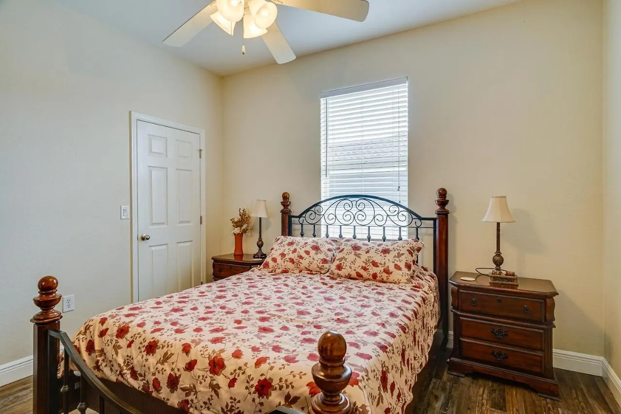 Spacious With Screened Lanai And Pool! Holiday home
